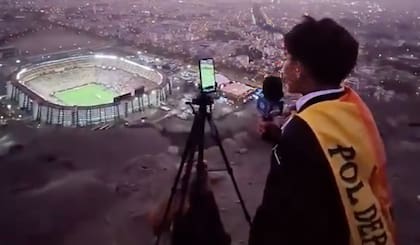 Cliver, el dueño del medio Pol Deportes, transmitió la final de la Copa Libertadores desde lo más alto de un cerro de Lima