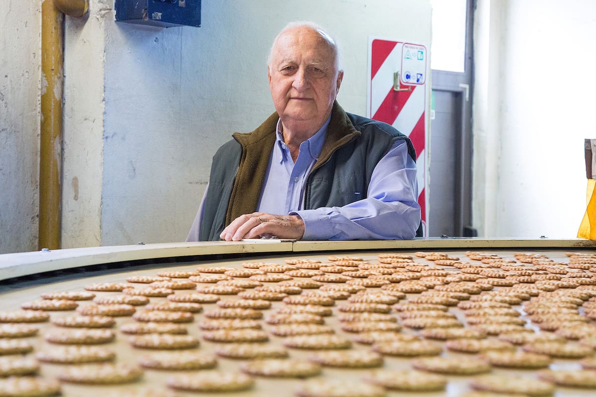 Cliver Ripani en la fabrica de galletitas RC