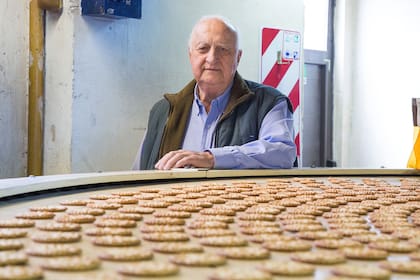 Cliver Ripani en la fabrica de galletitas RC