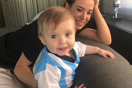 "Esta hinchada quiere el triunfo", escribió Jésica Cirio en su cuenta de Instagram. En la foto, posa con Chloé Insaurralde, su hija de siete meses, fruto de su relación con Martín Insaurralde.