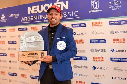 Clodomiro Carranza, feliz con el trofeo tras la victoria en la antesala del Abierto