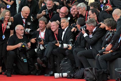 Clooney bromea con los fotógrafos acreditados en el Festival de Venecia en medio de la alfombra roja de la gala inaugural