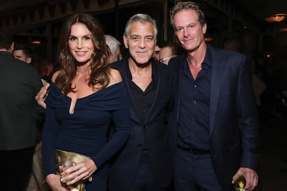 Clooney mantiene desde los años 90 una estrecha amistad con Rande Gerber y Cindy Crawford; con el tiempo, ese vínculo se extendió también a Presley y Kaia