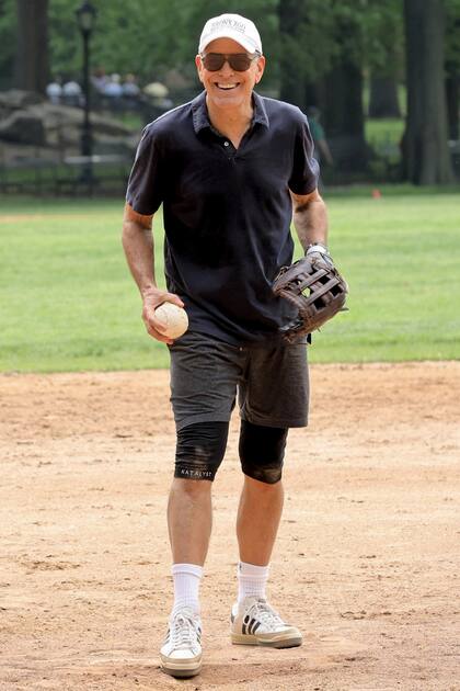 Clooney, que recibió su
primera nominación a
los premios Tony por su
trabajo en Buenas noches,
y buena suerte, dejó en
claro que a los 63 se
encuentra en perfecto
estado físico. “Todavía
puedo jugar al básquet
en toda la cancha.
Todavía puedo correr.
Todavía puedo hacer
prácticamente todo lo
que hacía a los 30”, dijo
en una entrevista al
New York Times a
principios de este año.