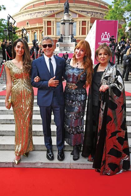Clooney y su mujer, junto a la
maquilladora Charlotte Tilbury y su suegra,
Baria Alamuddin