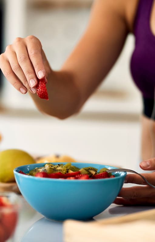 Los carbohidratos aportan glucosa que más adelante se convierte en energía para el cuerpo