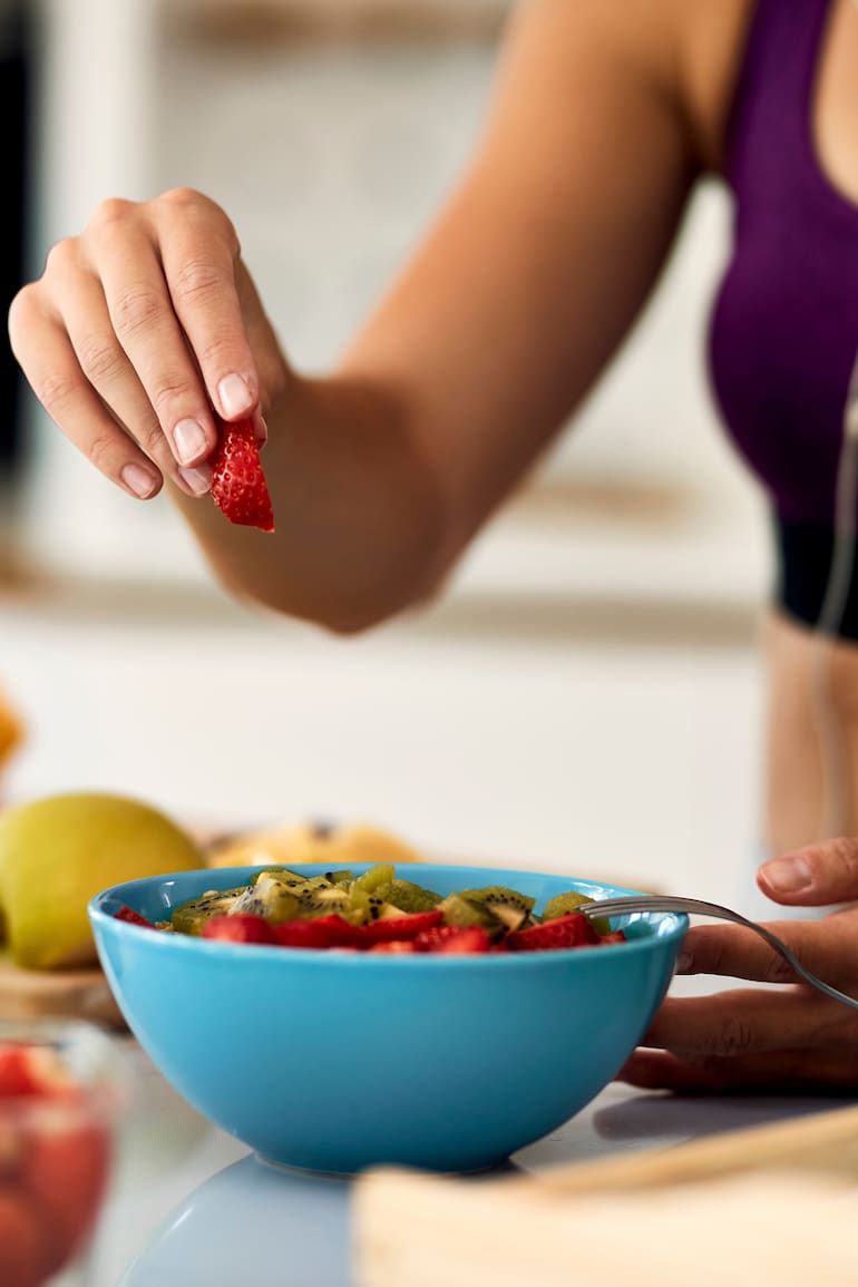 Los carbohidratos aportan glucosa que más adelante se convierte en energía para el cuerpo