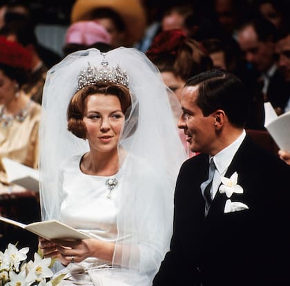 La princesa eligió la tiara Wurttemberg de diamantes y perlas para recorrer el trayecto desde el Palacio Real hasta el Ayuntamiento. Esta diadema fue un regalo del rey Guillermo I de Wurttemberg a su hija Sofía cuando se casó con el rey Guillermo III de los Países Bajos, bisabuelos de Beatriz, en 1839.