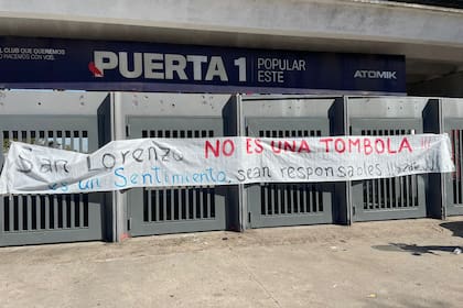 Club San Lorenzo. Pasacalles colgados en la puerta del club antes de la asamblea del 16-09-25