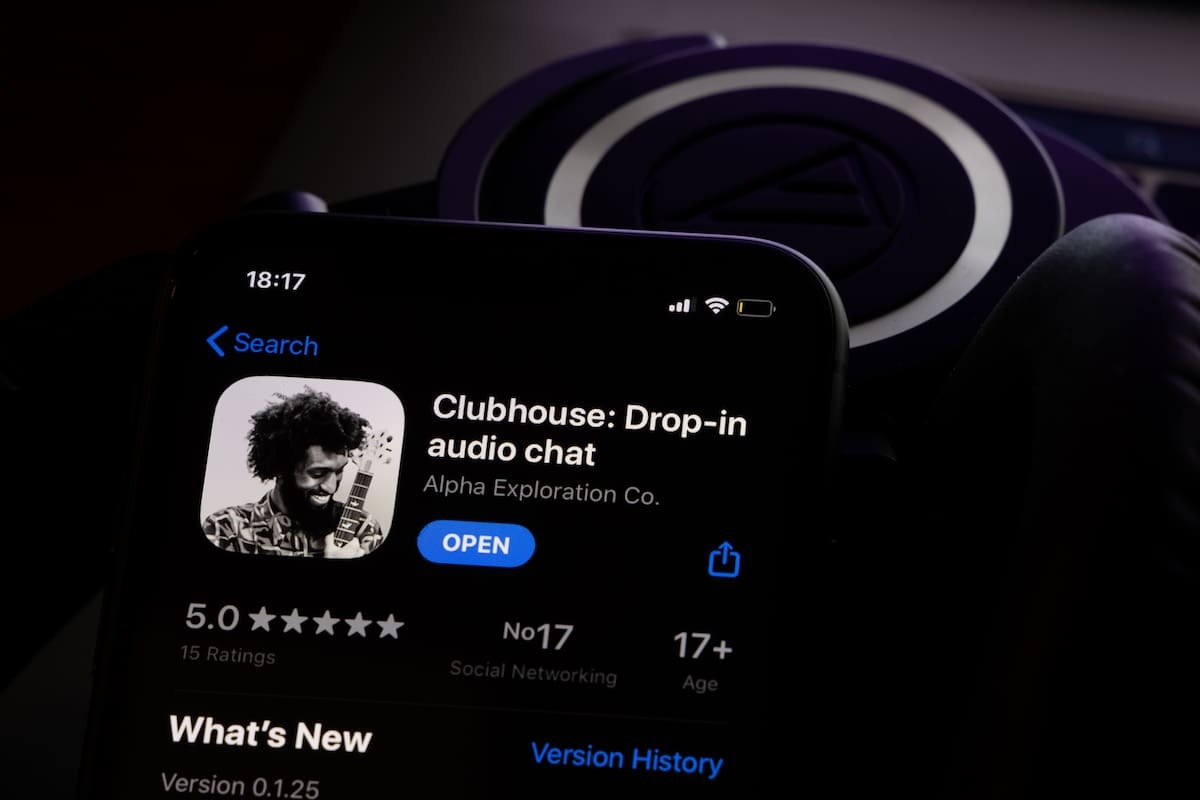 Clubhouse es una red social donde los usuarios acceden y comparten contenidos en formato de audio