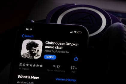 Clubhouse es una red social donde los usuarios acceden y comparten contenidos en formato de audio