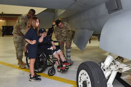 Clyde Hicks, un niño de ocho años de Maryland fue reconocido como “Piloto por un Día” (Base Conjunta Andrews de Maryland)