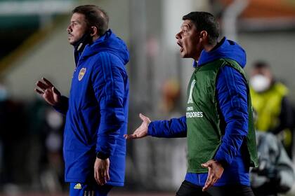 Coach Sebastián Battaglia of Argentina's Boca Juniors reacts during a Copa Libertadores soccer match against Bolivia's Always Ready at Hernando Siles stadium in La Paz, Bolivia, Wednesday, May 4, 2022. (AP Photo/Juan Karita)