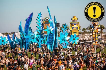 Coachella 2026 comenzó con una crisis ambiental que alarmó a los miles de participantes en Indio, California (Imagen original del festival Coachella con edición IA para incorporar el cartel de alerta de calidad del aire)