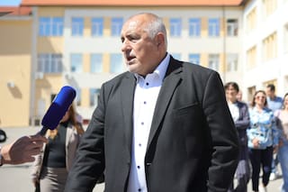 Coalición de centroizquierda encabezada por expresidente va adelante en elecciones en Bulgaria