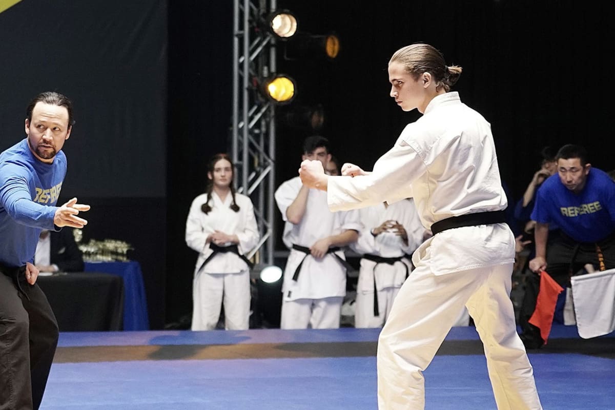 Ralph Macchio como Daniel LaRusso, vuelve a preparar la grulla para vencer a sus enemigos