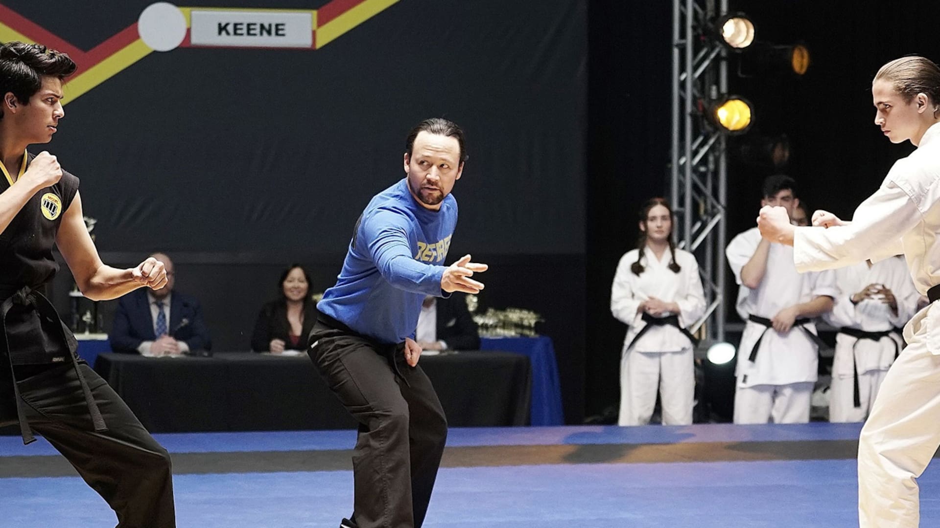 Ralph Macchio como Daniel LaRusso, vuelve a preparar la grulla para vencer a sus enemigos