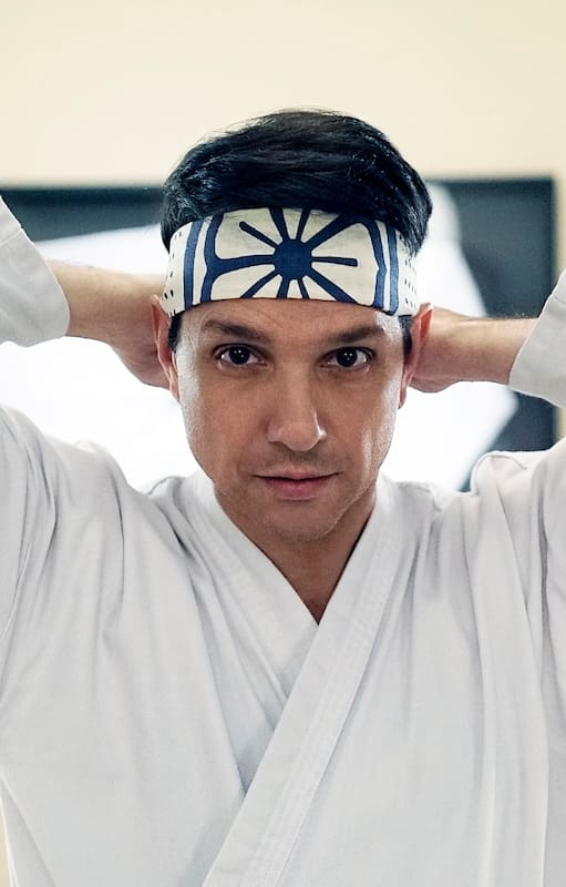 Ralph Macchio como Daniel LaRusso, vuelve a preparar la grulla para vencer a sus enemigos