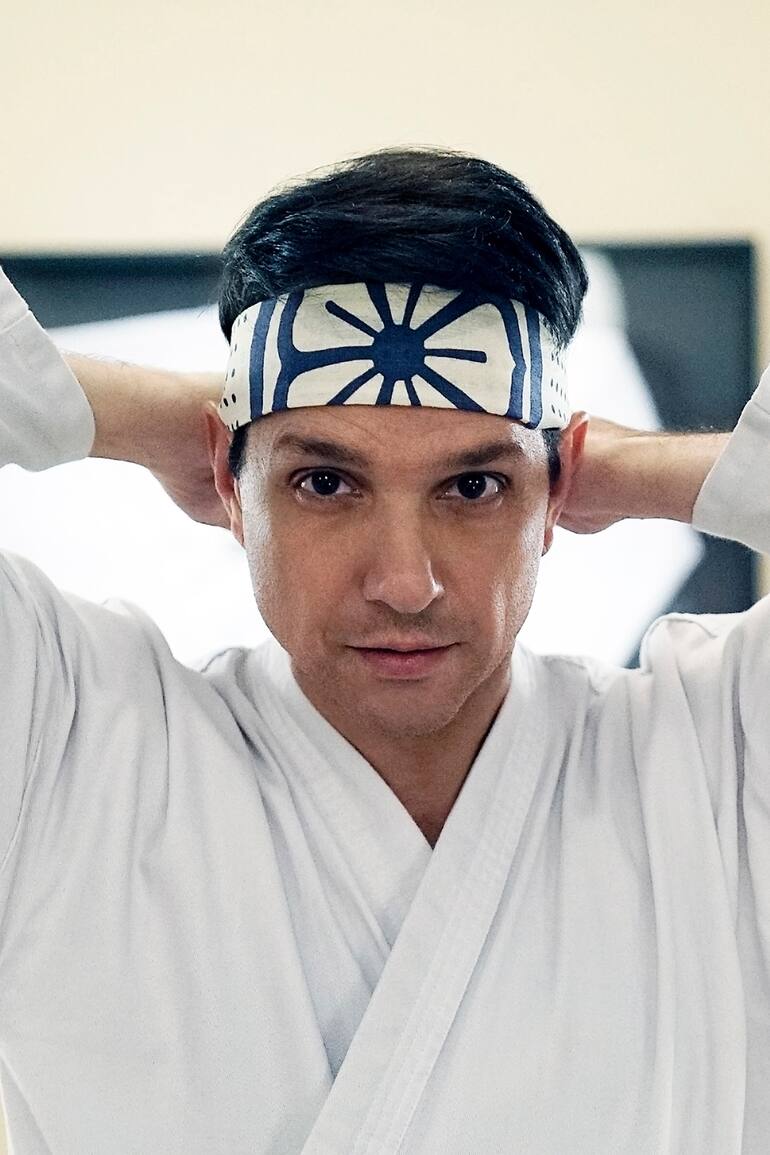 Ralph Macchio como Daniel LaRusso, vuelve a preparar la grulla para vencer a sus enemigos