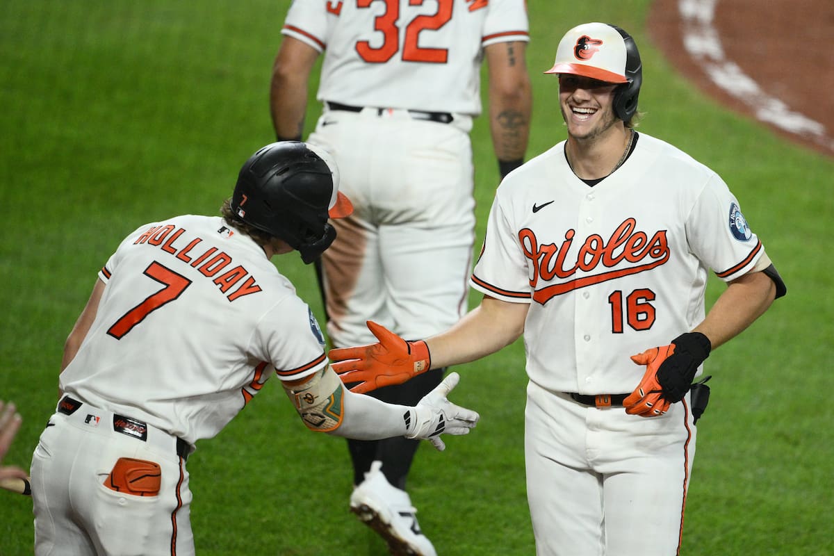 Coby Mayo (derecha), de los Orioles de Baltimore, festeja su jonrón solitario con Jackson Holliday e