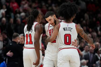 Coby White anota 24 puntos y Bulls derrotan 125-115 a Raptors en tiempo extra