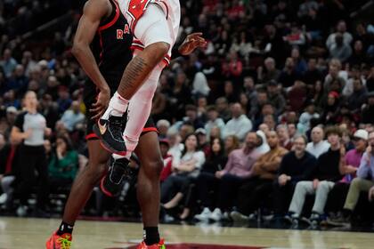 Coby White anota 28 puntos y Bulls aseguran pasaje en play-in con victoria 137-118 sobre Raptors