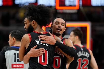 Coby White anota 31 puntos y los Bulls remontan para vencer 116-110 a los Nets