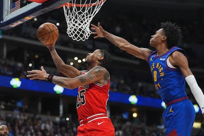 Coby White anota 37 puntos, y Bulls vencen 129-119 a los Nuggets