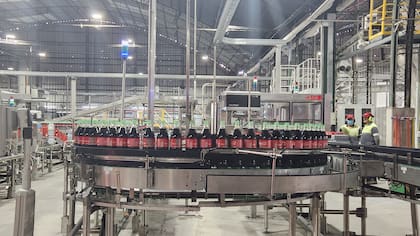 Coca Cola Andina inauguró una nueva línea de producción de envases retornable en Mendoza