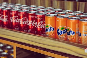 Por qué debieron retirar miles de cajas de latas de la firma Coca-Cola