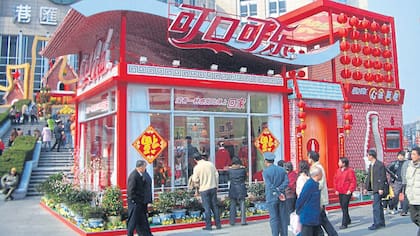 Coca-Cola en China se pronuncia kekoukelè, que significa deliciosa felicidad