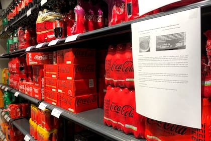 Coca-Cola retira bebidas en Europa por posible riesgo químico