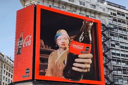 Coca-Cola se inspiró en el cuadro "La joven de la perla", de Johannes Vermeer para una campaña en 3D, en la que el personaje sale de la pantalla, interactúa con los autos que circulaban y destapa la chapita de la botella, que simula caer sobre la avenida en un efecto muy real
