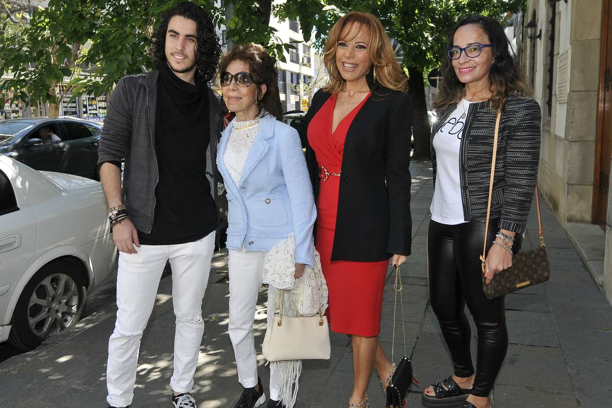 Coca, una abuela orgullosa llegando a la ceremonia