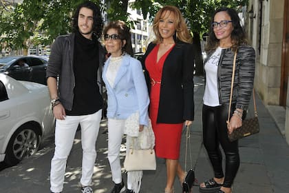 Coca, una abuela orgullosa llegando a la ceremonia