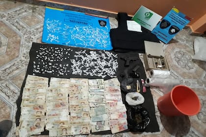 Cocaína, dinero en efectivo y un arma de fuego