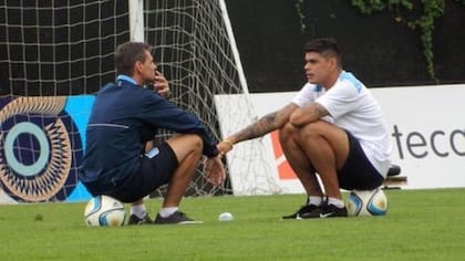 Gustavo Bou charlando con el entrenador Diego Cocca, en su etapa en Racing