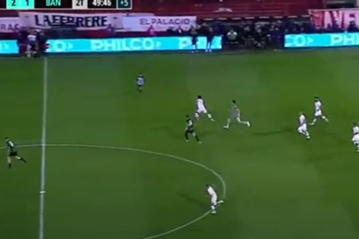 Cóccaro patea desde 65 metros y el arquero Cambeses (intentando regresar cerca suyo) no puede evitar el gol: fue el 3-1 de Huracán ante Banfield