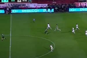 Cóccaro patea desde 65 metros y el arquero Cambeses (intentando regresar cerca suyo) no puede evitar el gol: fue el 3-1 de Huracán ante Banfield