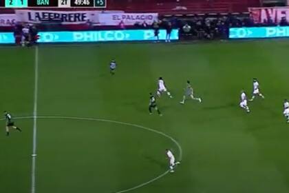 Cóccaro patea desde 65 metros y el arquero Cambeses (intentando regresar cerca suyo) no puede evitar el gol: fue el 3-1 de Huracán ante Banfield