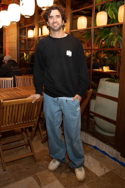 Cochito López, solo en la noche tras su separación de Andrea Bursten.