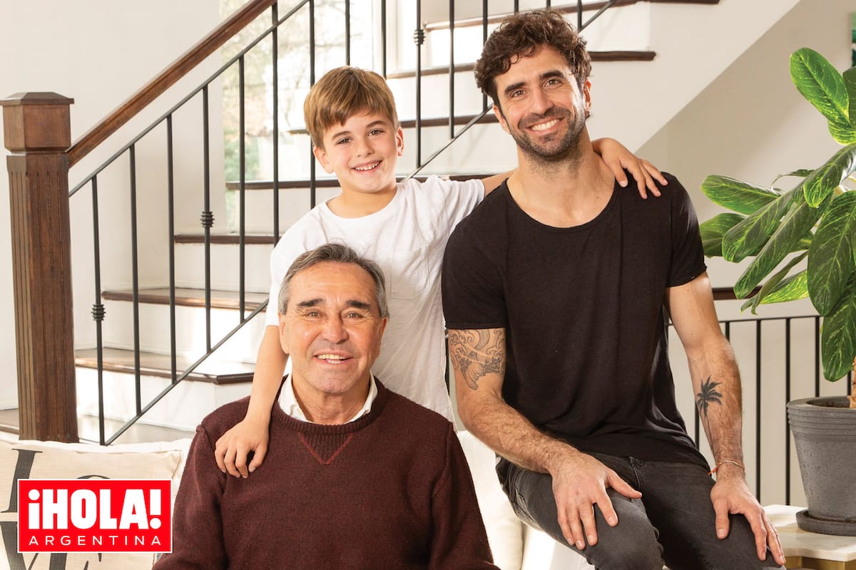 Cocho, León y Cochito López posan en el living de la casa de este último, en Pilar.