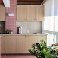 Con mucho color y algunos cambios estructurales, le dieron luz y aire al corazón del departamento