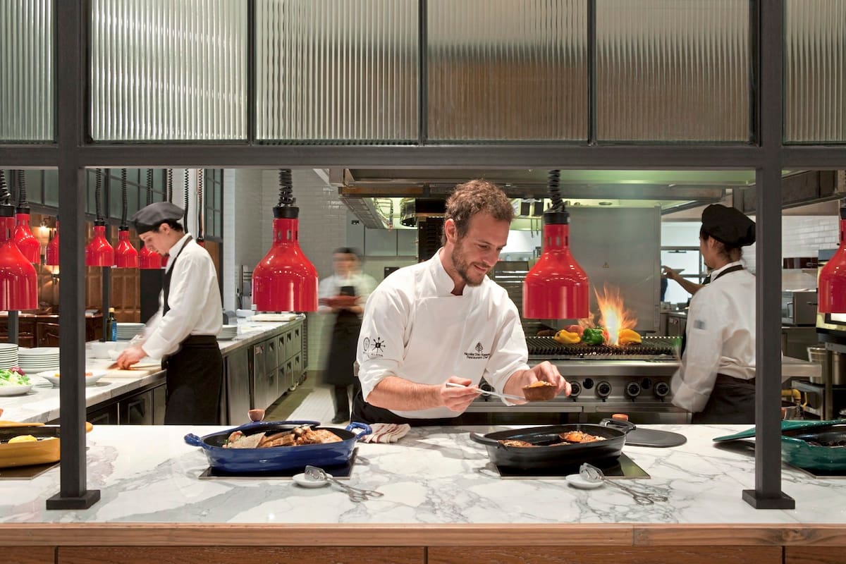 Cocina a la vista del restaurante Elena