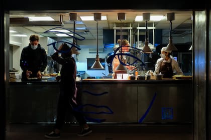 Cocina a la vista en el salón de Chila, en Puerto Madero