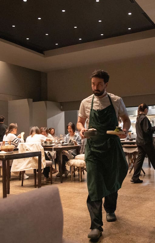 Cocina a la vista y sofisticación en el salón de Boragó.