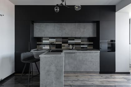 Cocina contemporánea minimalista: un espacio elegante con líneas limpias y colores oscuros que destaca por su diseño moderno y funcional. Ideal para quienes buscan un ambiente sofisticado y sobrio.