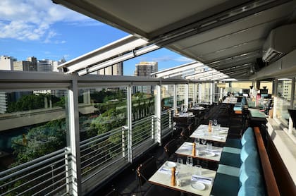 Cocina contemporánea y vistas increíbles en lo alto del primer edificio modernista de São Paulo.
