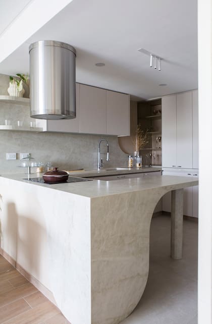 Los muebles fueron realizados por @arqdesigndeco en Rauvisio 'Boxcar Blonde' y melamina 'Ceniza' (Faplac). Tienen bisagras Cazoleta Codo 0 sensy, guías ocultas y herraje esquinero a la izquierda y derecha. Los tiradores son de Zen Design Argentina. Griferia 'Talampaya' (FV). Heladera (Drean). Horno y anafe (Teka). El piso es 'Adeona Antique Duo' (San Lorenzo Design).