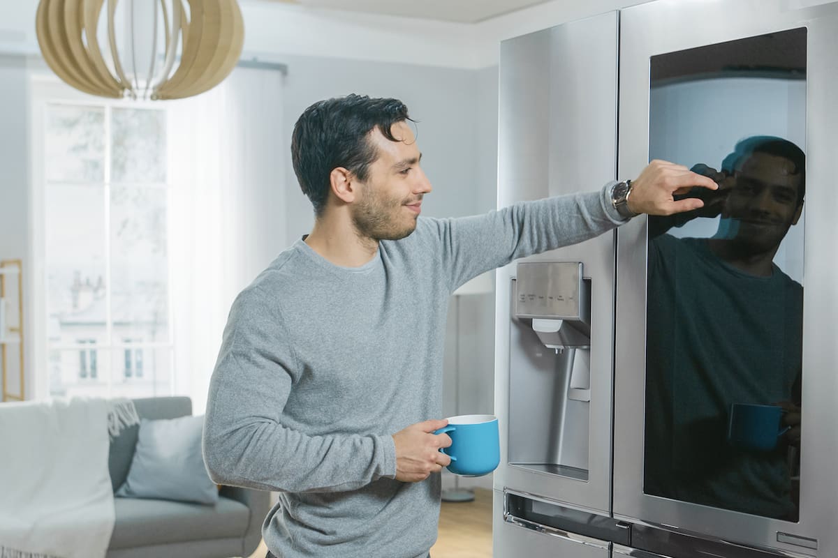 Cocina; electrodomésticos; electrodomésticos modernos; electrodomésticos conectados a internet; Pareja en la cocina; cocina moderna; Heladera smart; Smart Fridge; Mundo